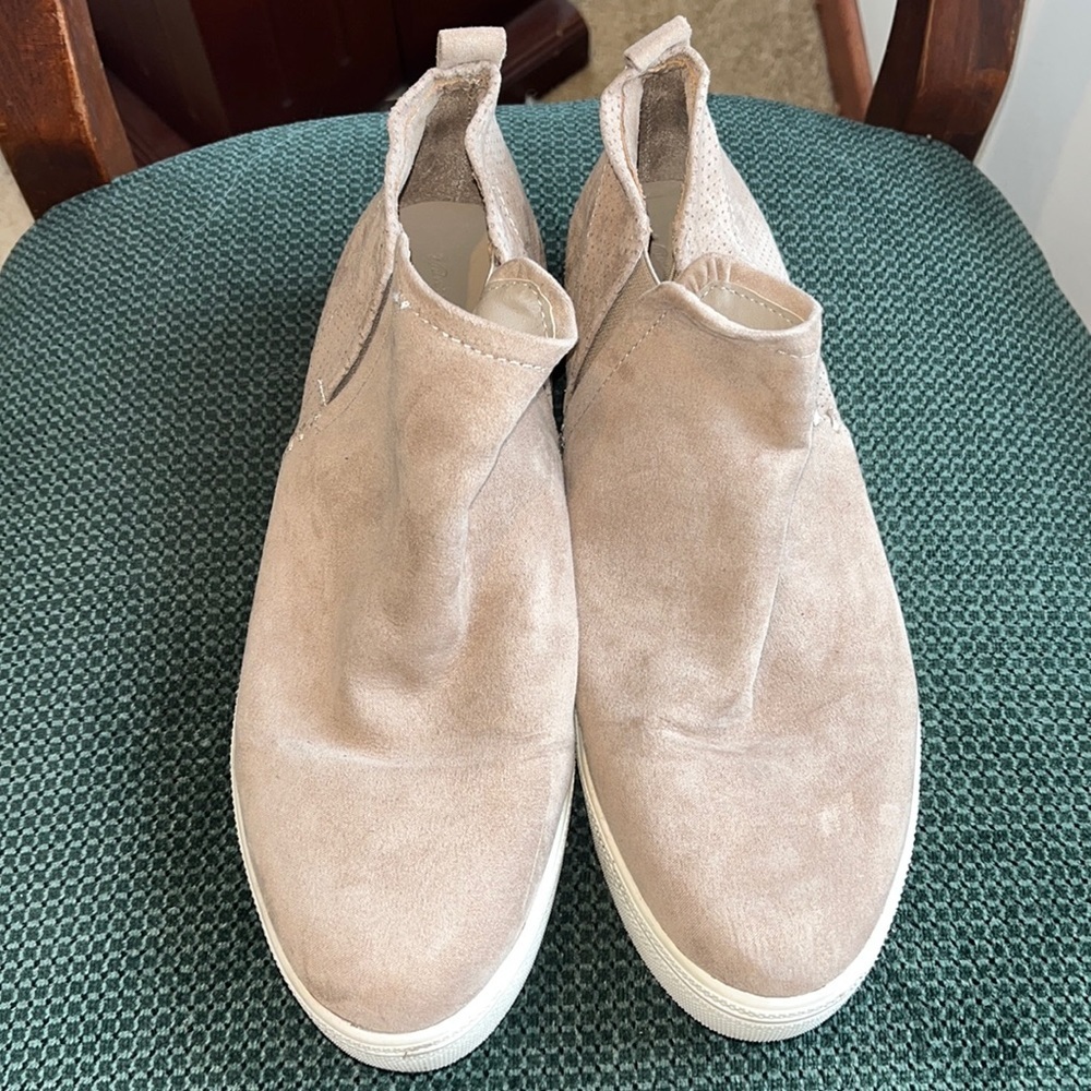 Universal Threads Suede Like Flat Heeled booties